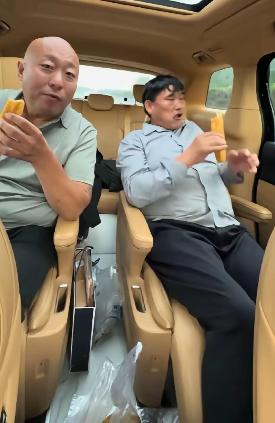 一个人要保持好的坐姿得有好的身材，朱之文的受肚子影响也只能仰着身子坐了。