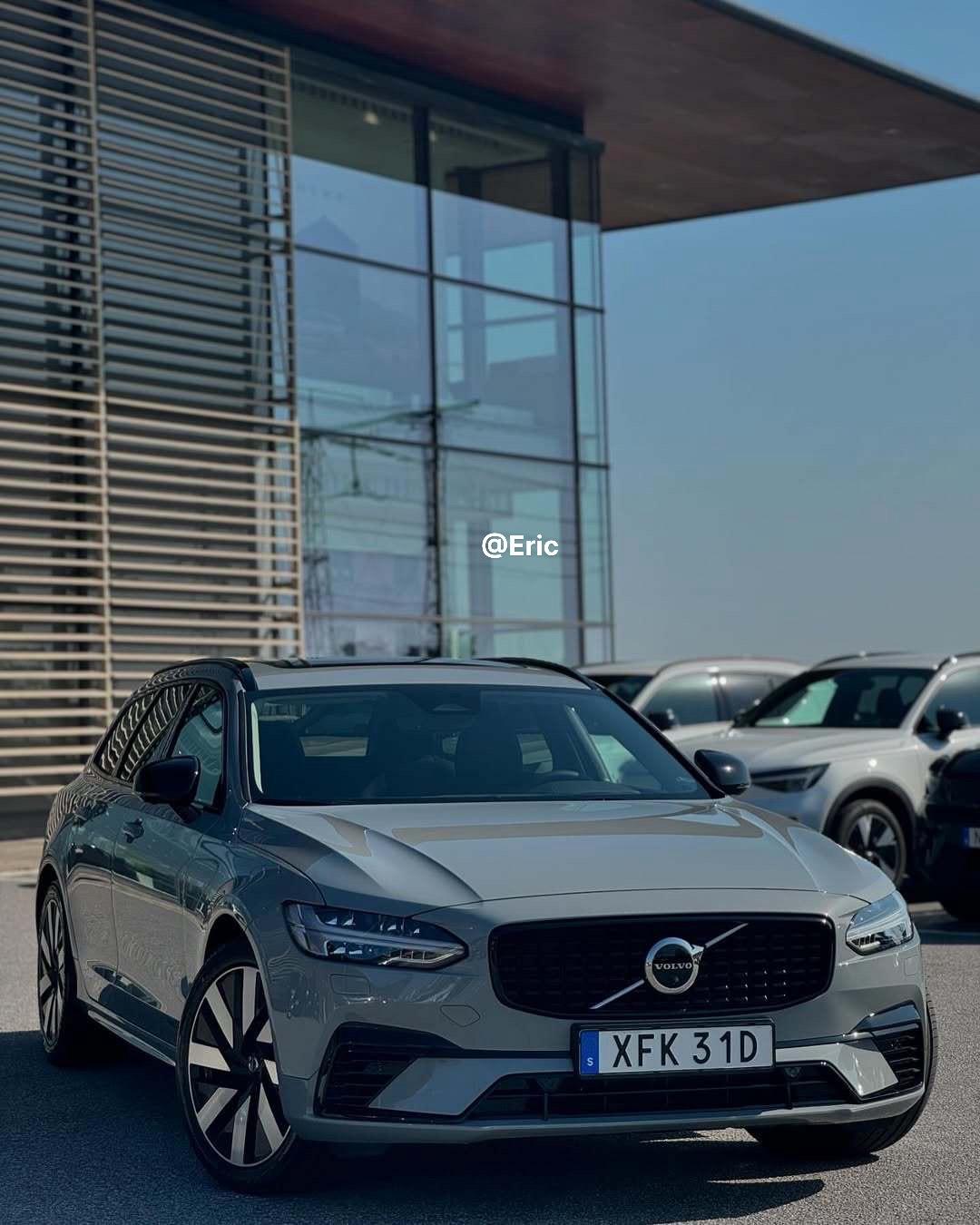 2025款沃尔沃V90T6。这个配色你们觉得咋样？