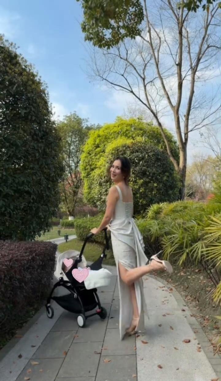 卢靖姗晒溜娃照，穿银色礼服配高跟鞋推婴儿车，二胎儿子好乖。（芒果捞小萌主）