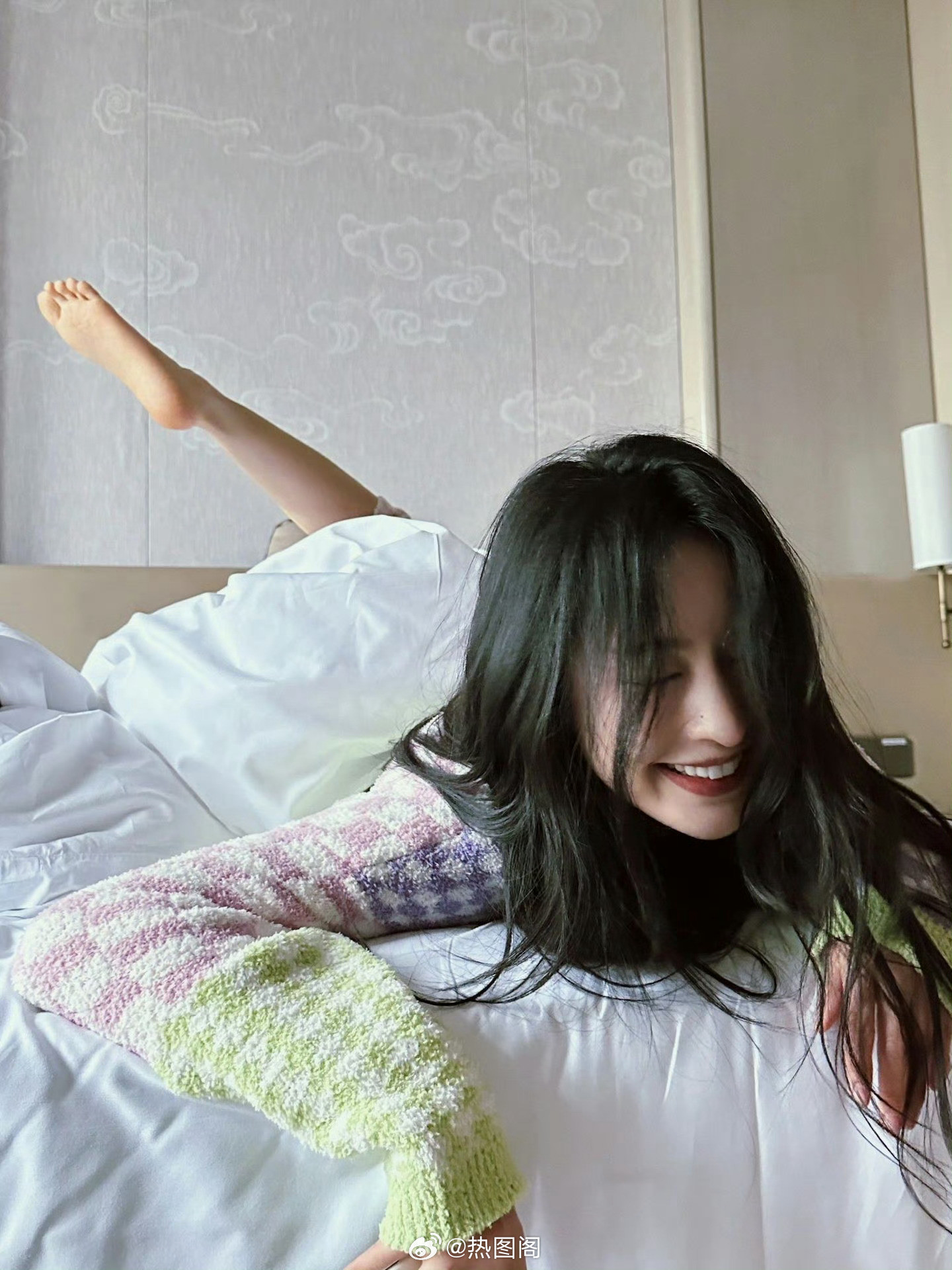 张俪唯美私服，小脚丫真抢镜。张俪热图阁公众号