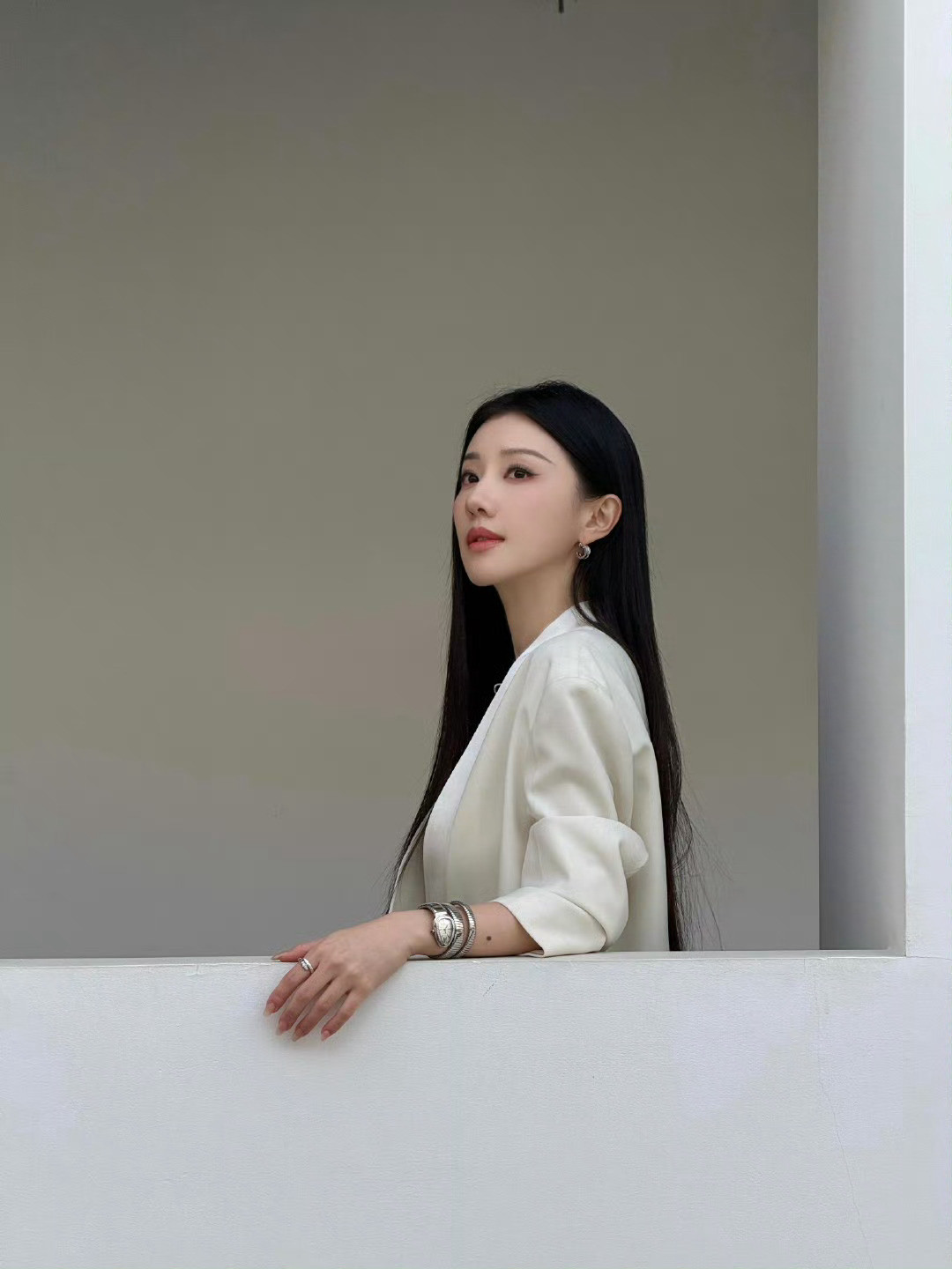 王鹤润今日的身份是女总裁吗好帅好酷！太美了