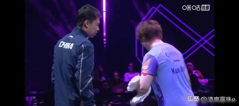 你敢信？高桥退台退到要跟周到挤解说席！蒯曼3-0横扫日本队太解气！侯英超当