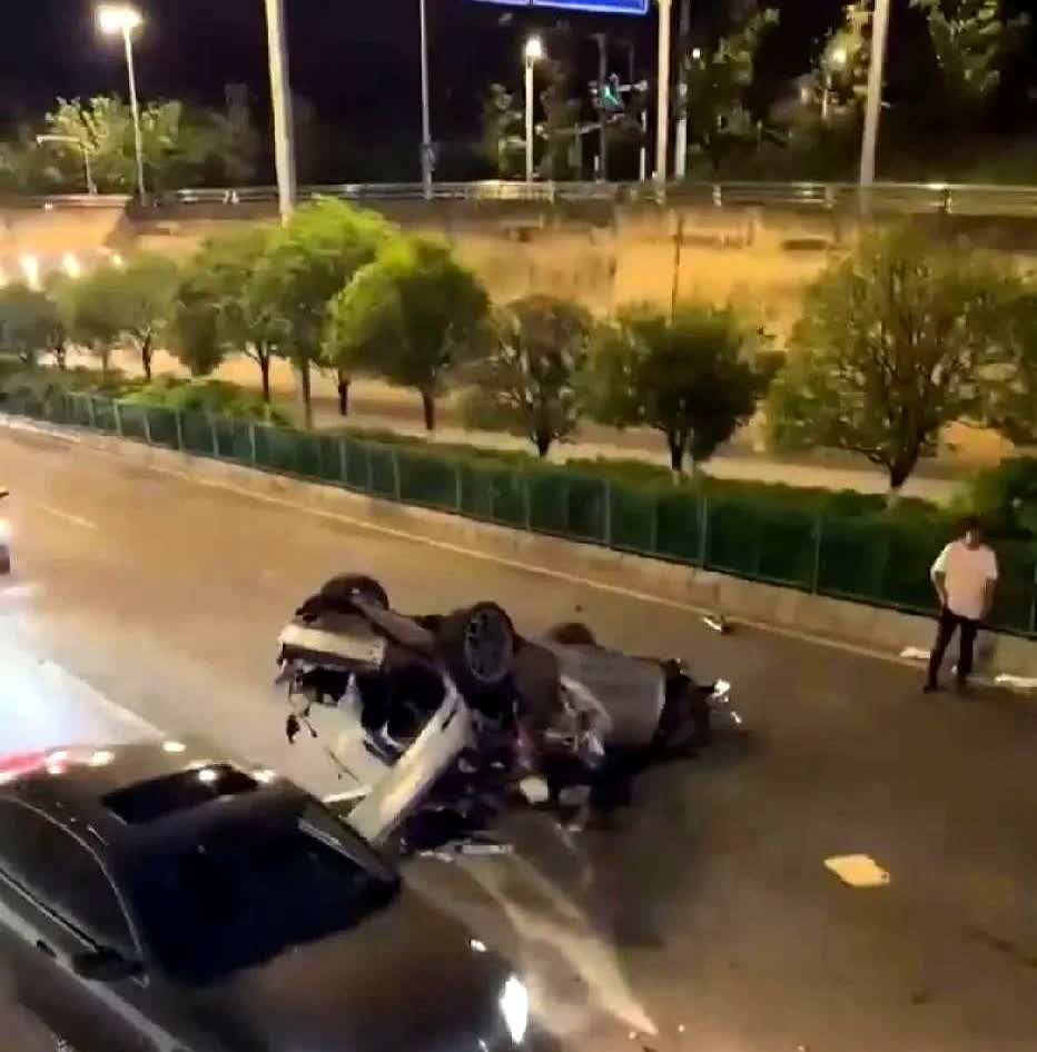 贵州某地发生重大交通事故：肇事者驾驶某品牌新能源车型，夜间飙车，变道时失控，冲过