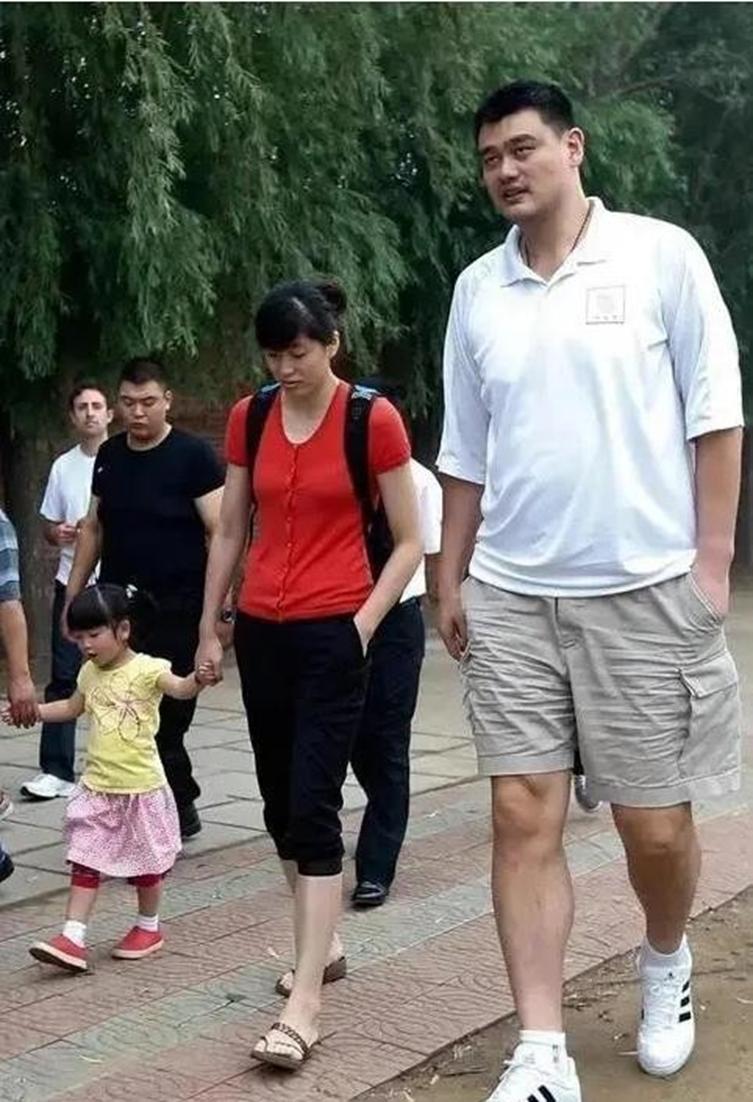 2018年，姚明身高2.26米，体重400斤。姚明娶了叶莉后。叶莉每天都害怕自己