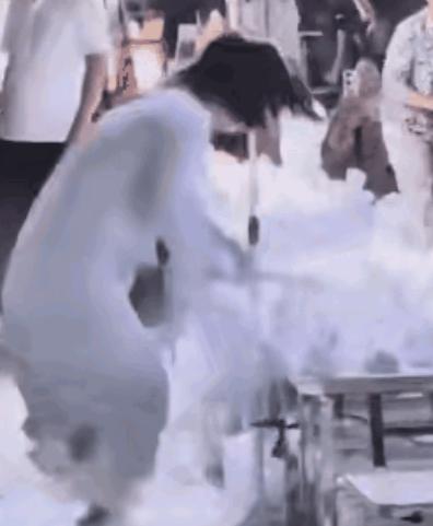 “太冲动了！”山西，一女子看上路边摊上的一个石膏雕塑，问老板怎么卖，老板说20元