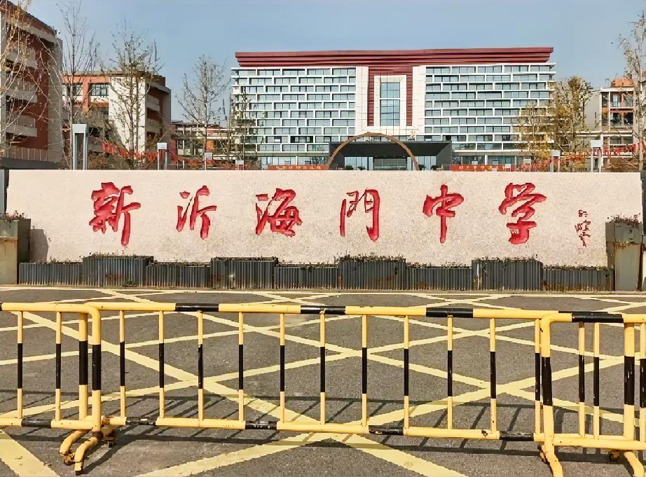 孙晓云的字是不适合题写匾额的，当然写出来也不丑，只是感觉还欠缺点什么。其实不止孙