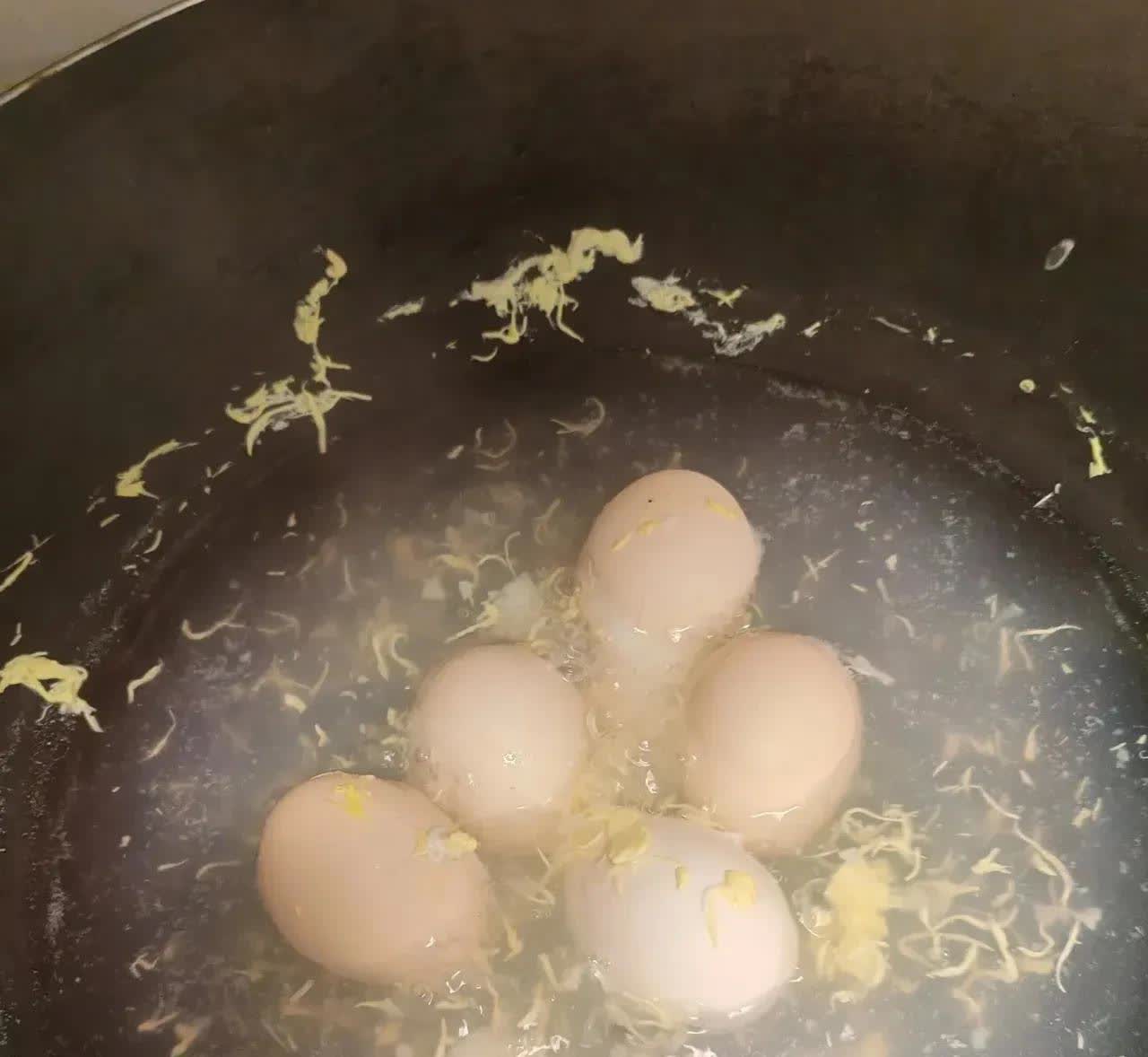 广东，一名女子早上煮了五枚鸡蛋，她先是把鸡蛋从冰箱里拿出来，然后放入冷水里，最后