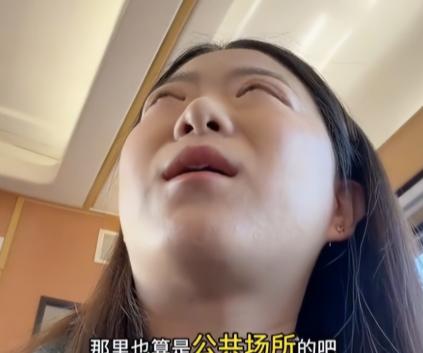离谱一幕惊现列车！女子只因隔壁车厢有人抽烟，当场怒气冲冲找来列车长讨要说法。不料