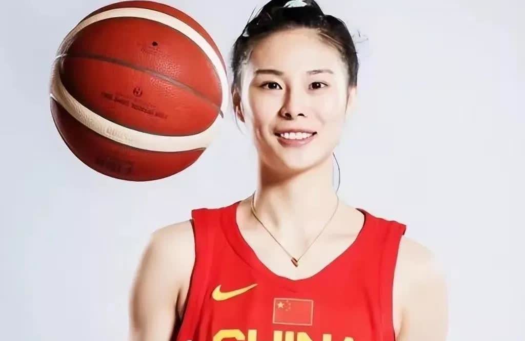 李缘与王思雨两人身份互换背后的玄机当郑薇是中国女篮的主教练的时候，王思雨是首