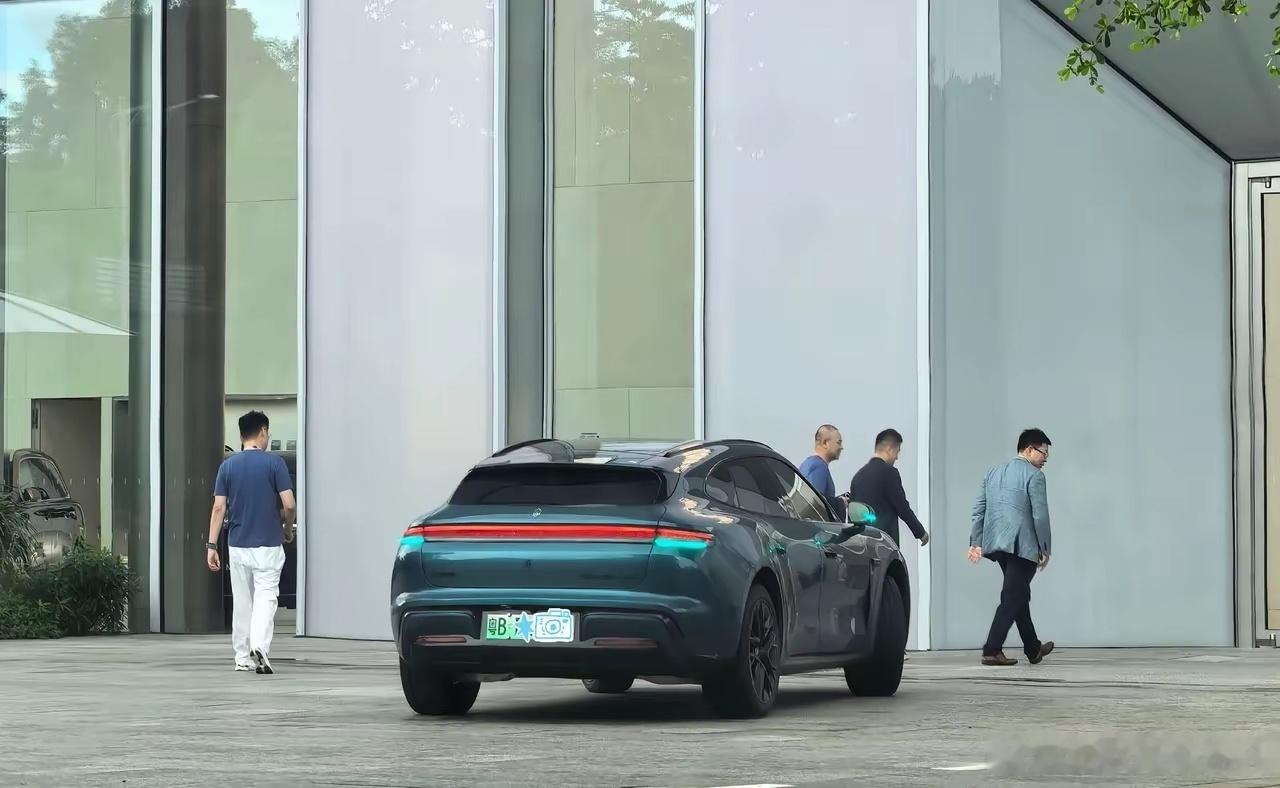 余总确实是自己开车，亲身感受自家产品。刚在坂田华为旗舰店门口，就碰到开着尚界Z7