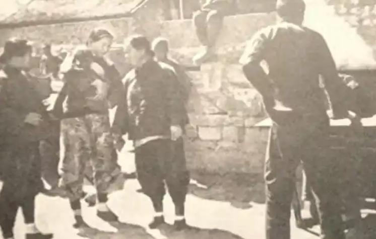 1953年，民兵连长秦改朝在南京出差，走到雨花台附近街巷，听见一对卖烟的商贩夫妻