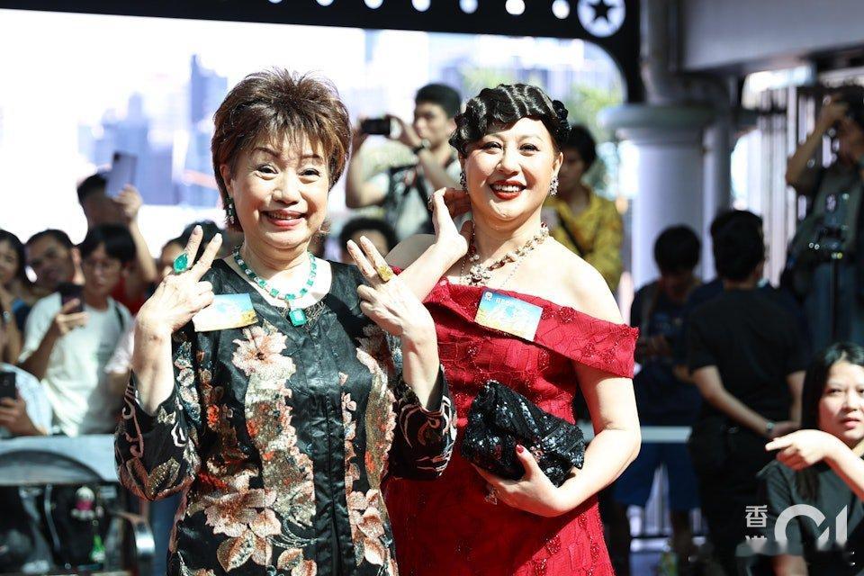 TVB新劇《俠醫》昨日（22日）於中環舉行記者會，各演員都盛裝出席，一組一組的踏