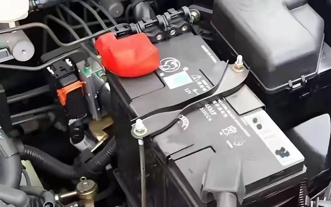 判断汽车电瓶要不要换，用几个直白的方法就能搞定，一看就懂：1. 启动时“没