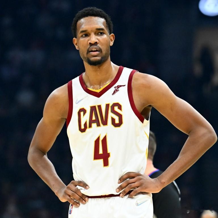 惨！莫布利要成夺冠牺牲品了据NBA记者SeanDeveney报道，联盟不少