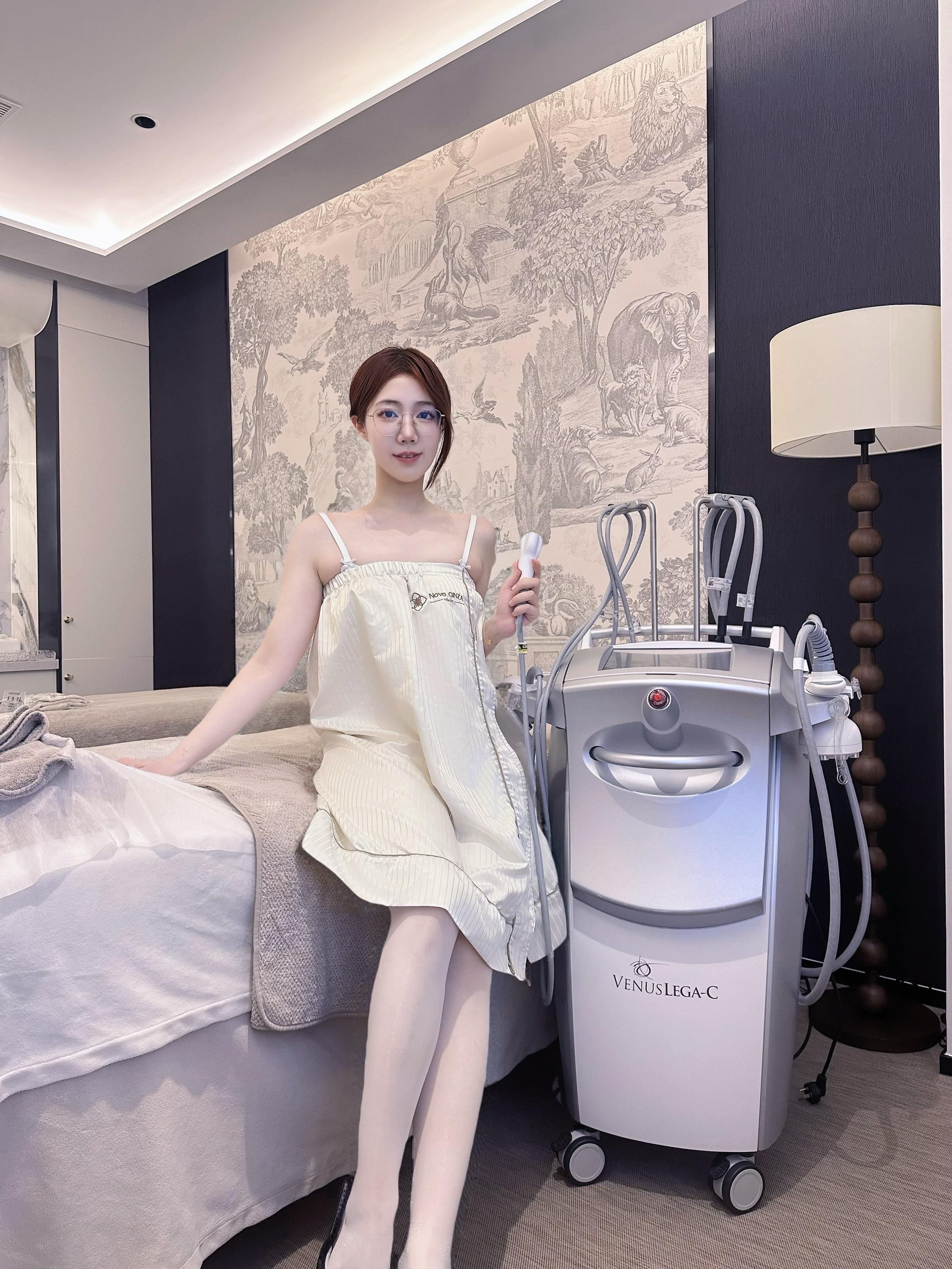 来变美了～ 据说虞书欣都来过这里打卡。 美容师说话时轻轻俯身的细节，仪...