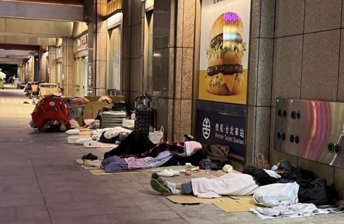 车站无家可归的还真不少啊！得正视差距才行啊，不能天天沾沾自喜。仔细一看，