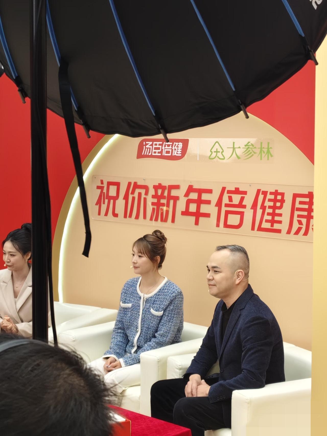 黄雅琼结婚以后腰胯变宽，不像是运动员了！2月7日，羽毛球混双奥运冠军黄雅琼现