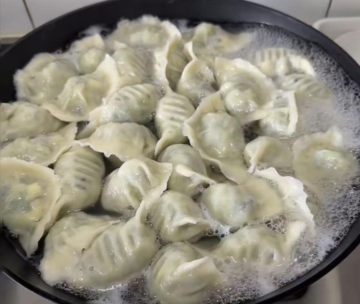 头伏吃饺子在同学加好久好几天的邀请下，我与另外两个好友一同前往