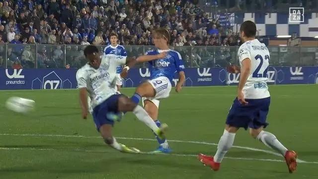 【博尼都快让尼科帕斯踢成博妮了，竟然吃了黄牌还被判了点球】国际米兰长期得到裁判区