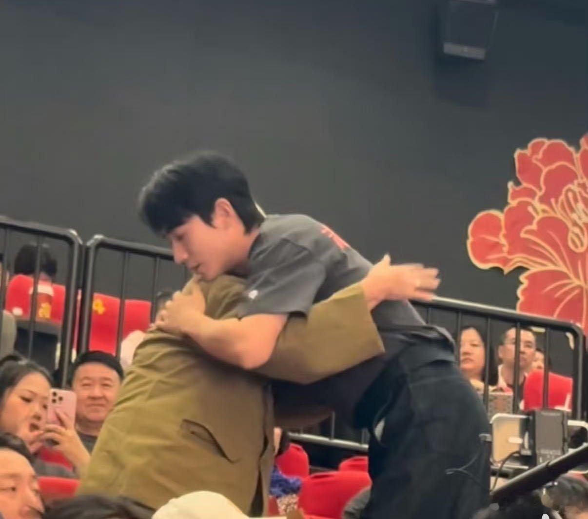 小酒窝看志愿军眼睛哭红了电影志愿军浴血和平让我们铭记先辈热血，先辈用命换和平！