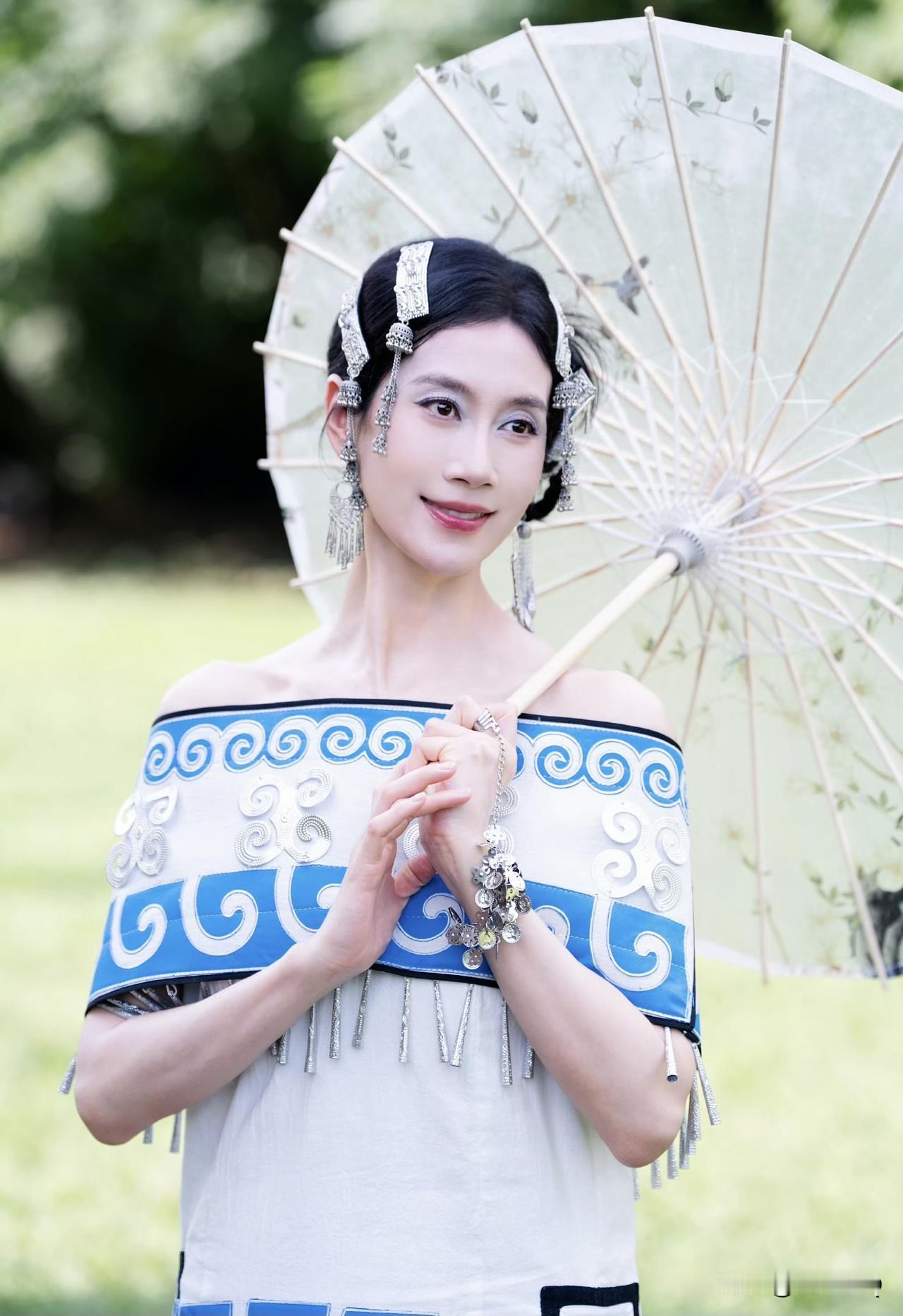 温峥嵘的骨相比较硬朗，所以面相偏男相。但她这身民族风打扮还是很成功的，整个人都变