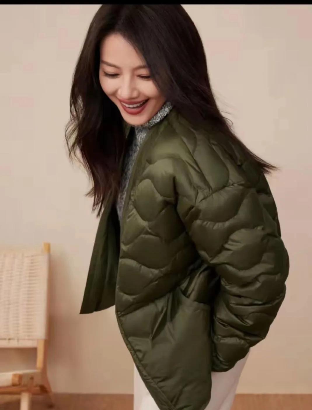 高圆圆冬日穿搭赢麻了！谁能拒绝高圆圆的冬日松弛感穿搭啊！军绿色轻薄羽绒服搭