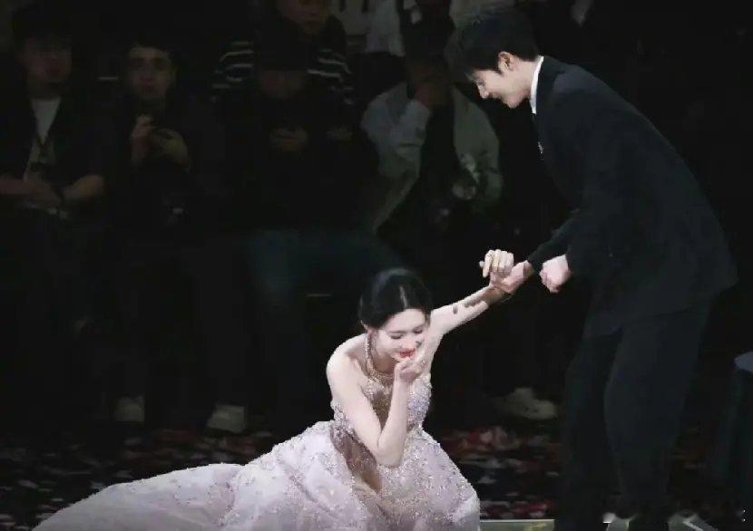 宋祖儿安慰摔了一跤的孟子义近日在星光大赏活动现场，孟子义上台时不慎脚下一滑，摔了