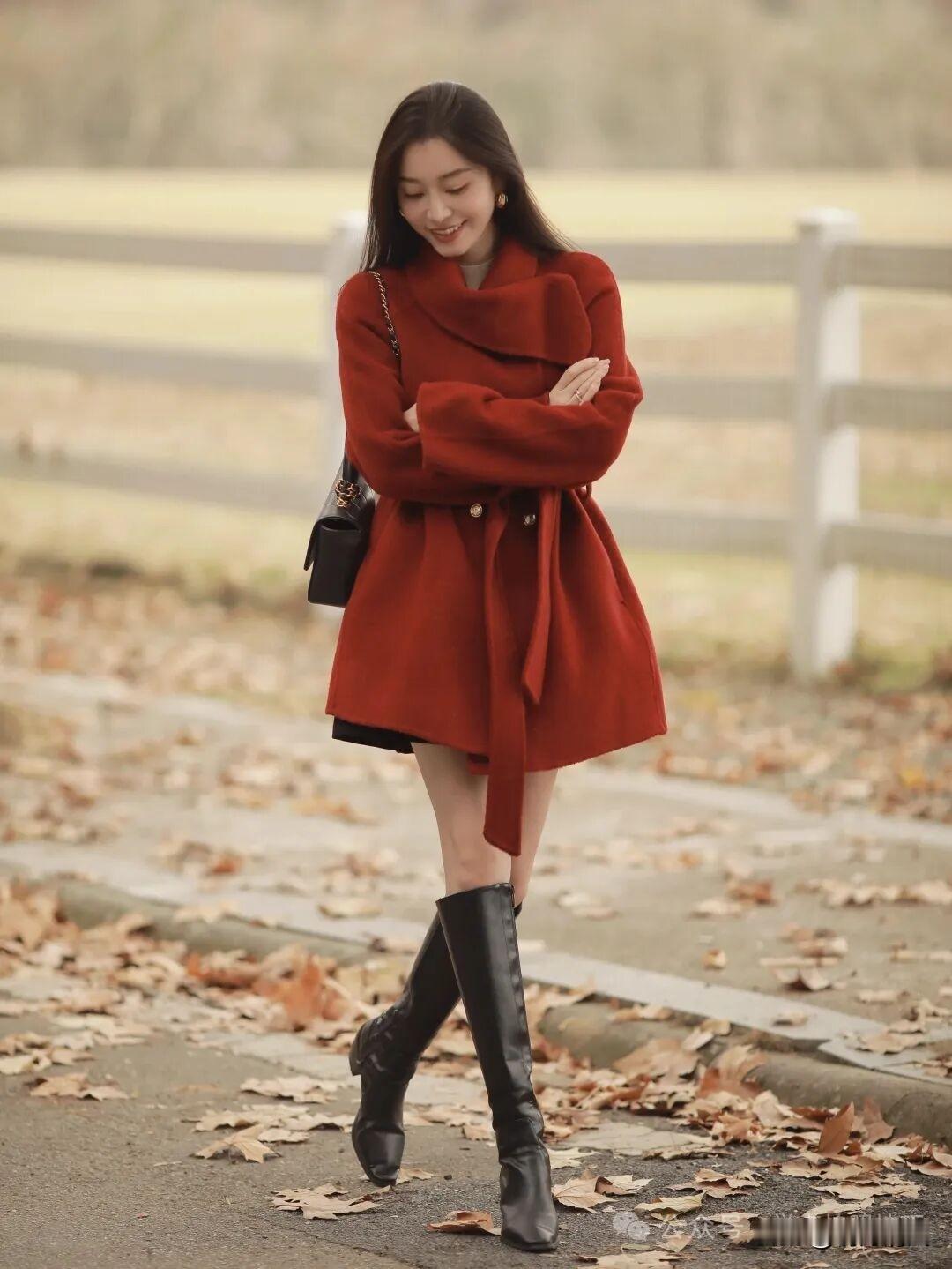 红色大衣也太提气了吧！过年穿它喜庆又上镜，平时穿出门也自带“女主角”光环。但拍起