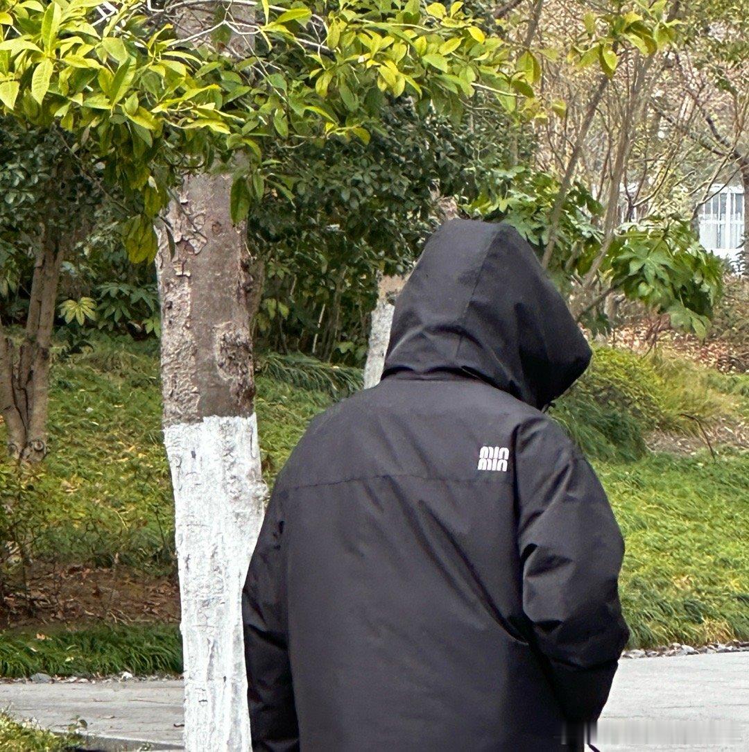 miumiu出男羽绒服了哦不，是minin羽绒服