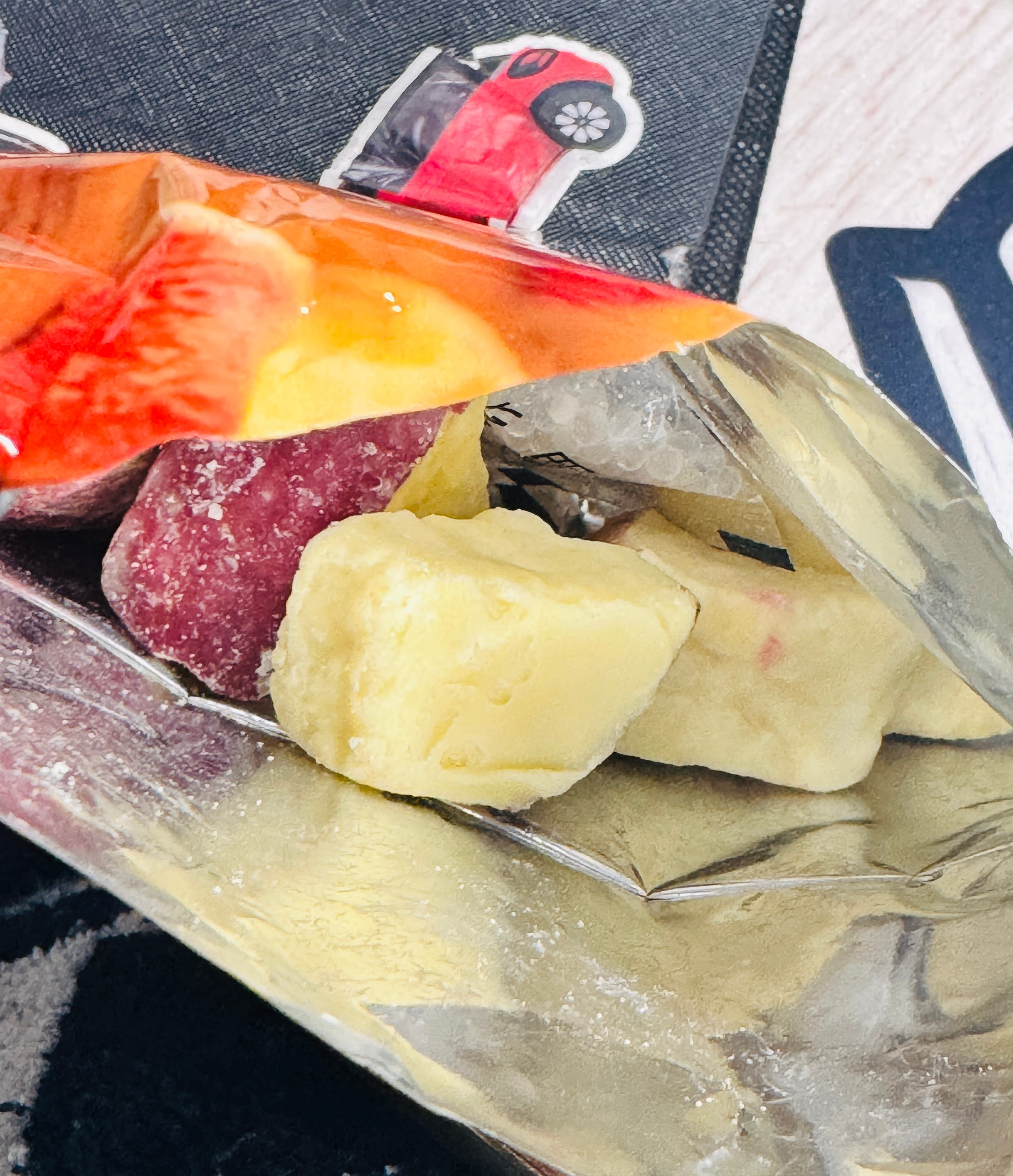 昨天逛无印良品，随手拿了一袋零食，扫了眼包装写着“苹果冻干”就直接扔进框里了。今