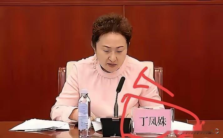 这小年的饺子还没吃完呢，哈尔滨那边就传来个“响儿”。丁凤姝，这名字在咱当地医
