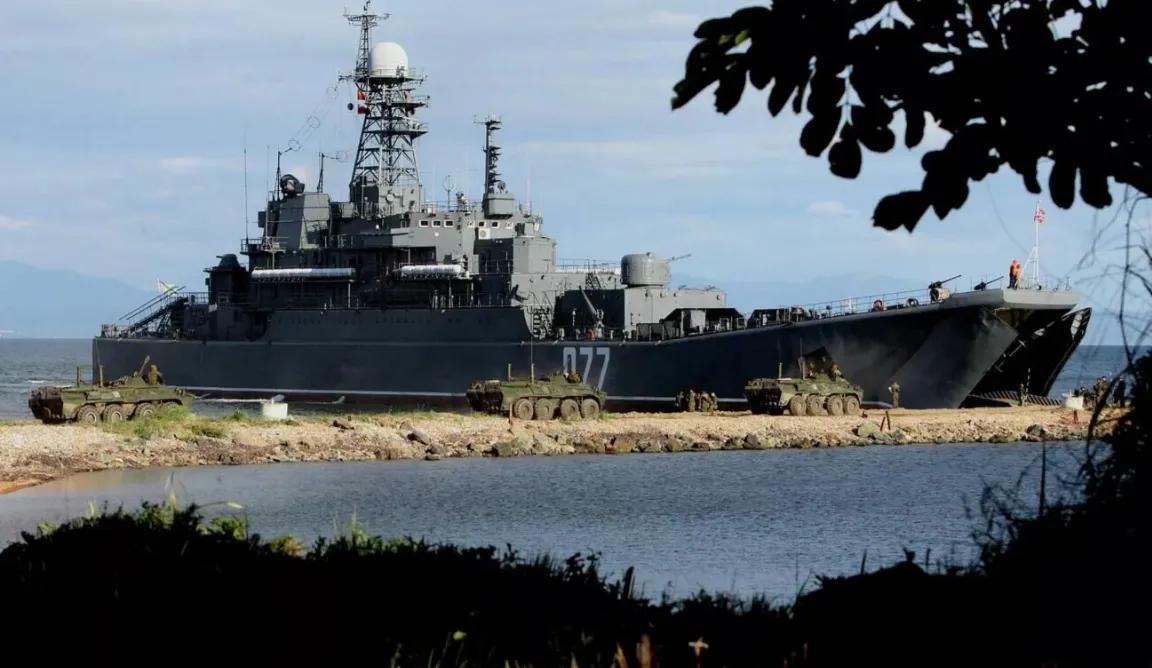 俄太平洋舰队25日发布消息称，俄太平洋舰队大型登陆舰"佩列斯韦特"号近日在千岛群