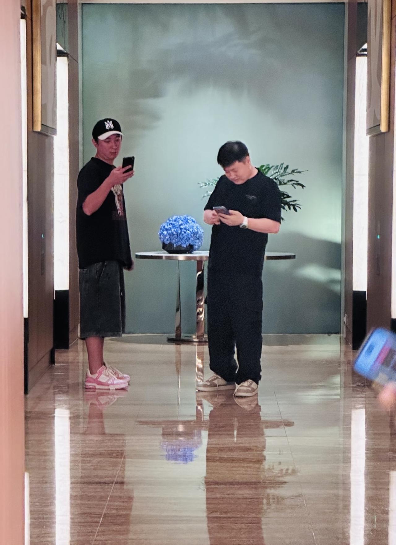 9月26日，有位网友在新加坡偶遇王思聪，他现身某酒店的画面。“王校长”戴着棒