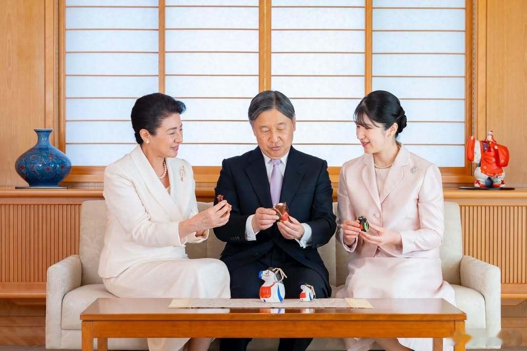 日本皇室1月1日，德仁天皇、雅子皇后、爱子内亲王2026新年全家福发布。世界各