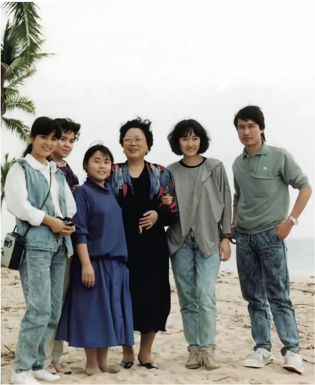 这张合照，我只认出了发型卷曲蓬松、双目如潭、笑容如璐的成方圆与扎着低马尾辫、凤眼