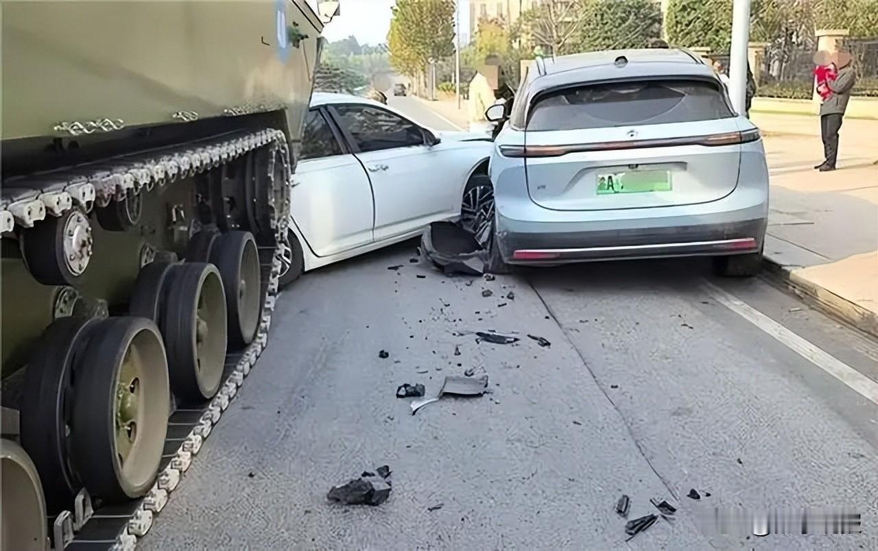 被履带式的装甲车撞了，还要承担全责，那保险怎么赔呀？白色大众伤的不轻，装甲车啥事