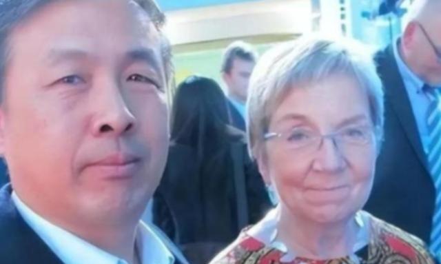 “晚一秒就万劫不复！中国该立刻向美国低头，交出发展权才能保命！”很多人现在再回头