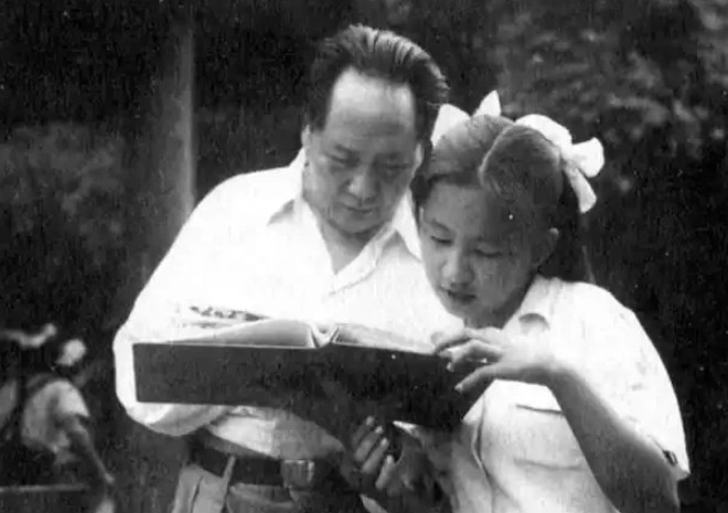 1972年，李讷生娃后生活困难，写信请求爸爸接济，毛主席看罢来信后，心痛不已，指