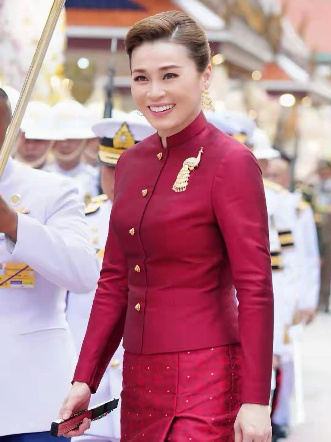 泰国王后苏提达，被称为现实版“全能女王”！又美又飒！她不但中文说得好，而且还