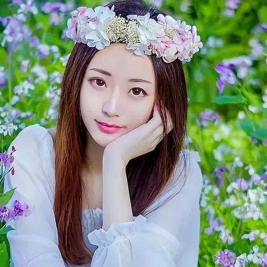 花开花落几时休，花中自有美人心。四时已去芳菲尽何惧花开花落间独对花开花落时