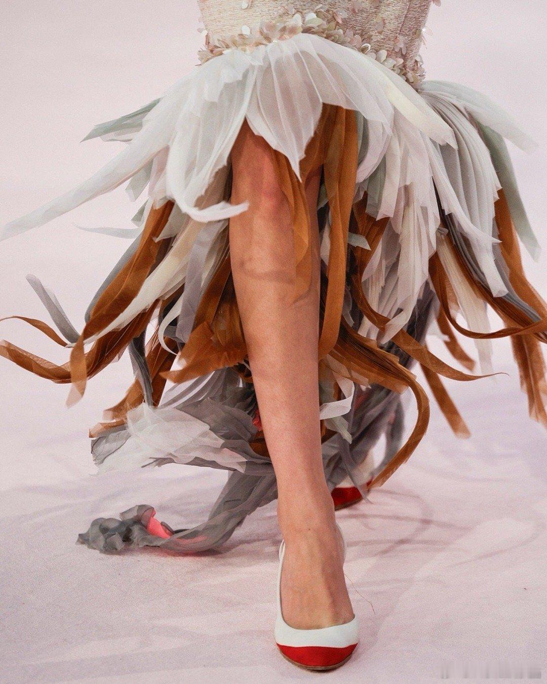 Chanel2026春夏高定秀细节，如此轻薄通透的包包，随处可见的飞鸟𓅛元素