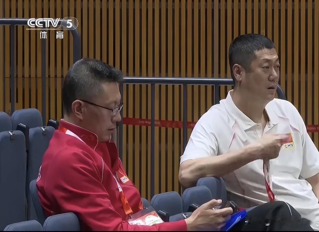 泰国女排真是太谦虚了，赛前主教练加提蓬展望今天下午的这场半决赛，表示中国女排两个