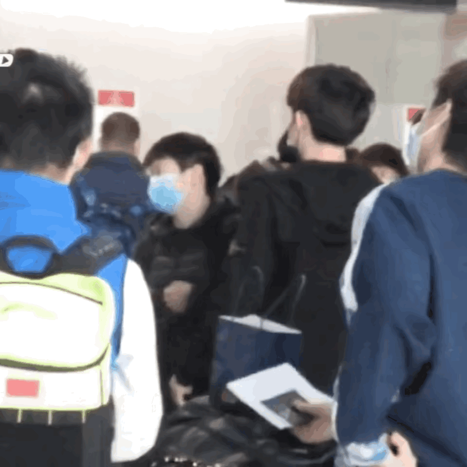 小时候的头哥真的很勇敢，根本不知道避嫌为何物，得空儿就去找莎莎聊天儿，虽然画面很