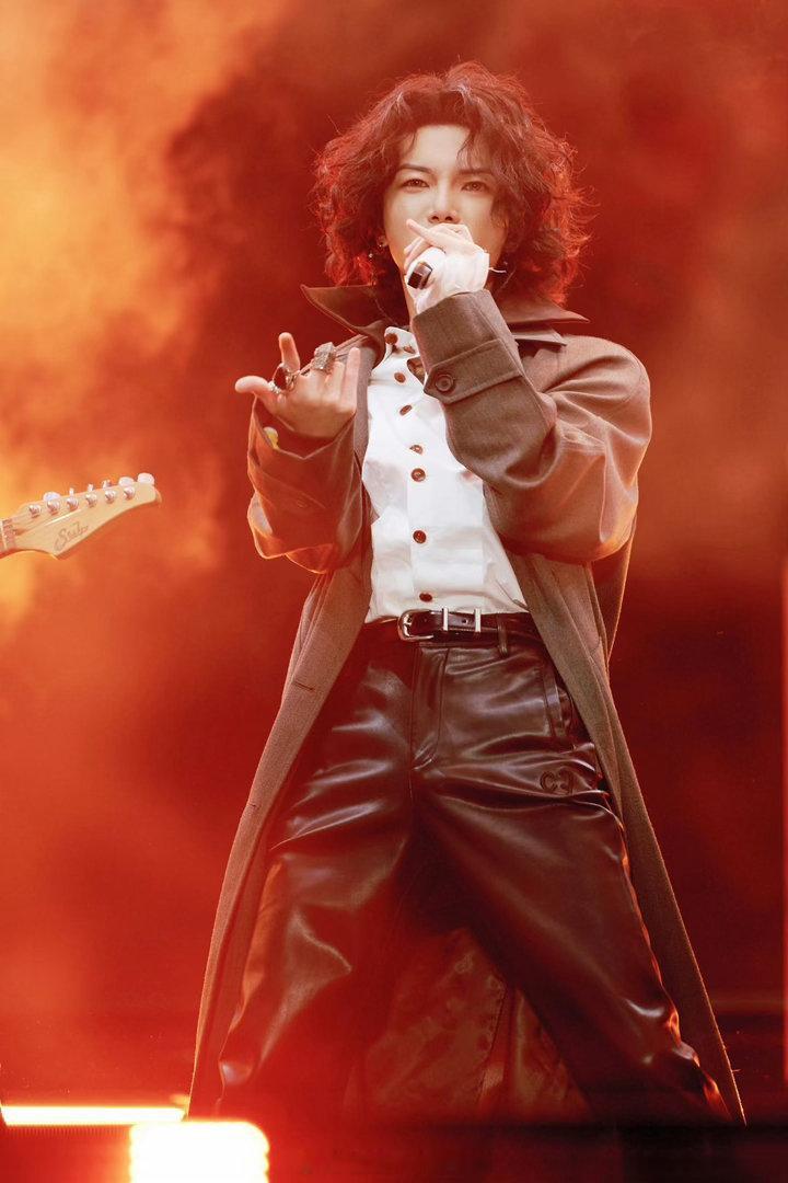 华晨宇说团队开始找新场地了华晨宇称今年一定会开火星演唱会他说“今年一定会开”的