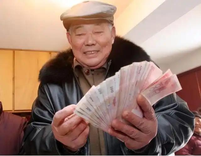 今年养老金到底还涨不涨？等到这会儿，官方闷不吭声，民间版"内部文件"倒是满天