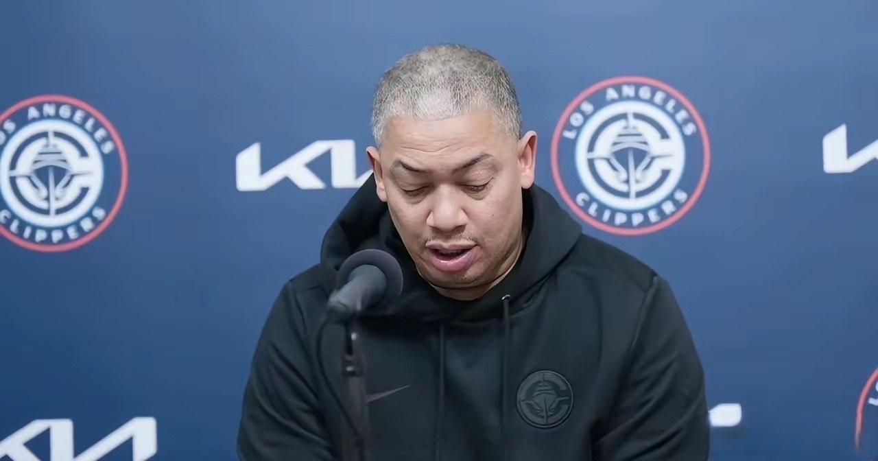 卢在赛后面对裁判的争议判罚，没有选择冲动地公开批评，而是用一句“无可奉告”巧妙化