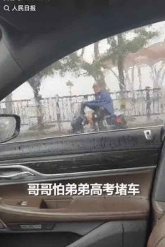 泪目了！江西九江，一女子雨中送小儿子参加高考，途中发现大儿子骑着电动车紧紧跟在她