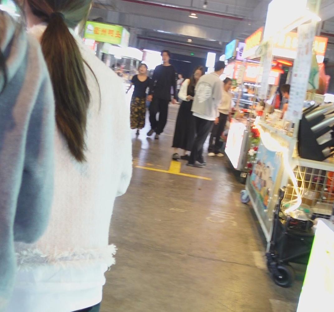 要我说，以前在马路边摆地摊的人们，肯定早就发现一个重要的问题，就是马路边摆摊