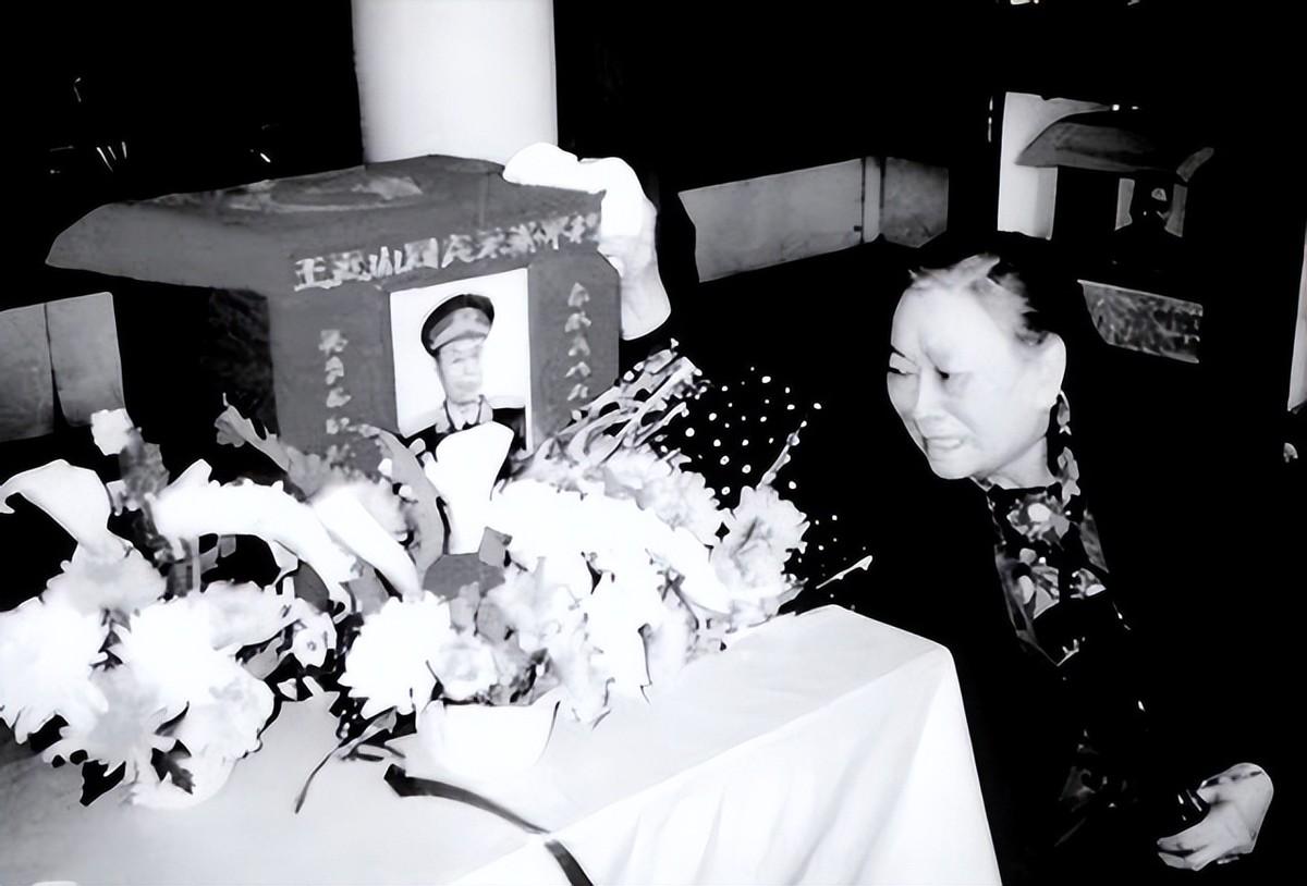 1978年，开国中将王近山病逝，临终留下死命令：不许前妻韩岫岩踏入灵堂。追悼会那