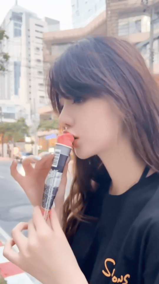 看她吃冰淇淋，瞬间一哆嗦